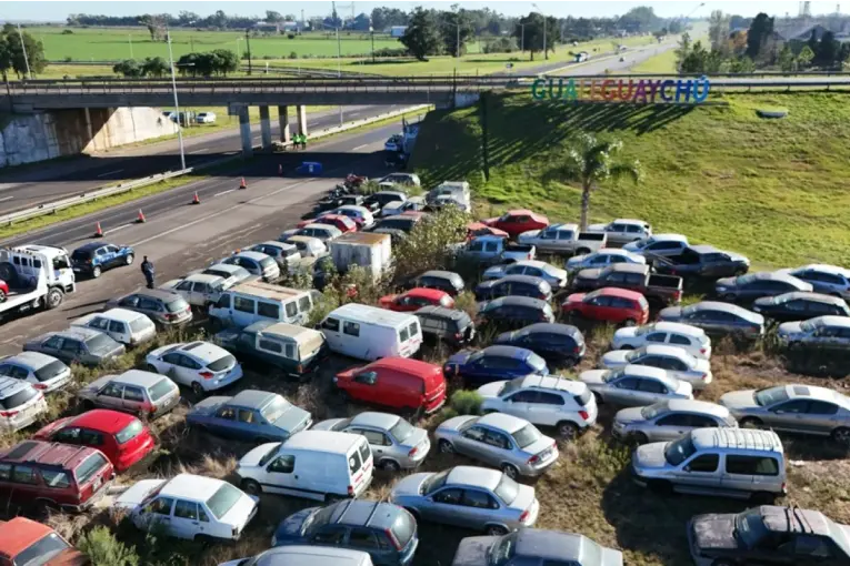 Retiran más de 300 autos abandonados en el acceso a Gualeguaychú