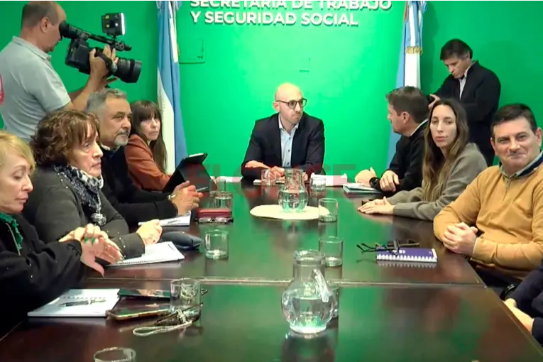 La provincia cerró la paritaria estatal con un aumento remunerativo y liquidará por decreto a los docentes