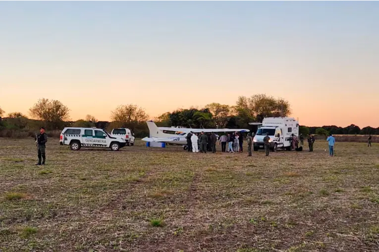 Aterrizó una avioneta con 400 kilos de cocaína en Santa Fe: persecución, fuga, detenidos y vehículos secuestrados