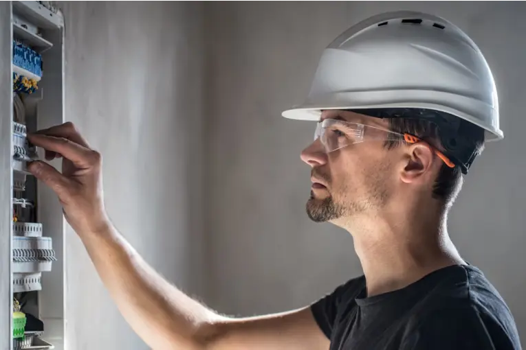 Cuánto cobra un electricista en mayo de 2026: precios actualizados