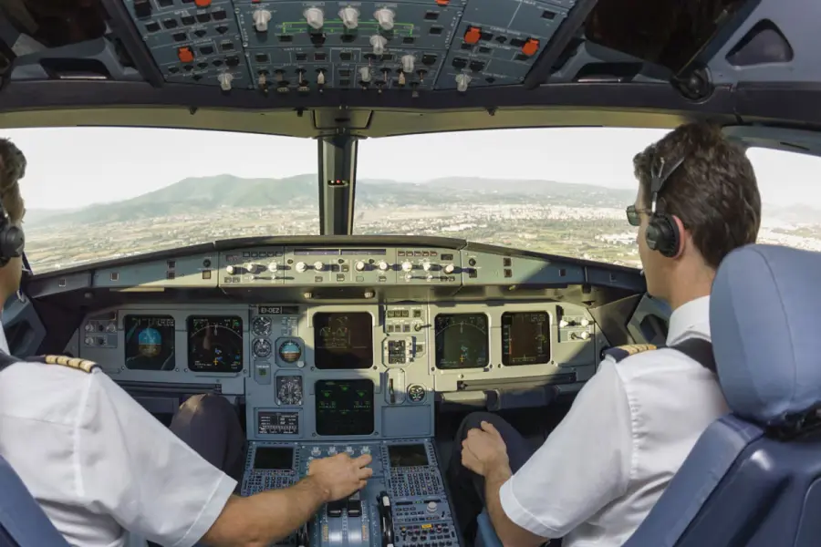 Cabina de avi&oacute;n.