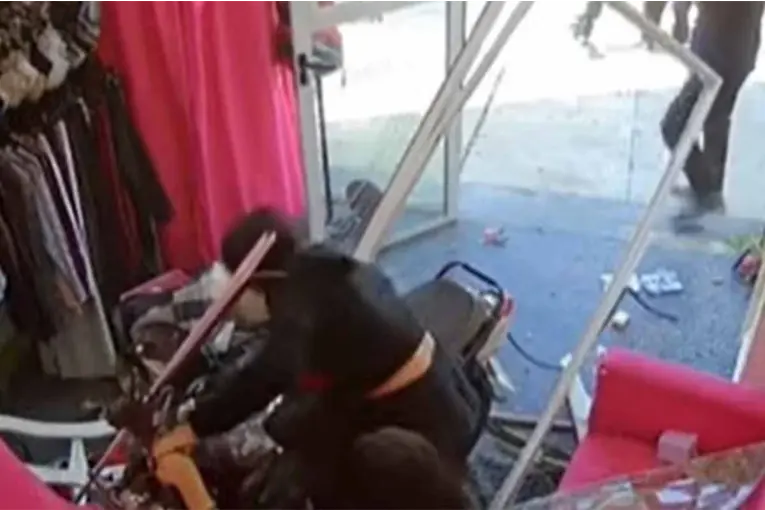 Perdieron el control de la moto y se incrustaron en un local de ropa