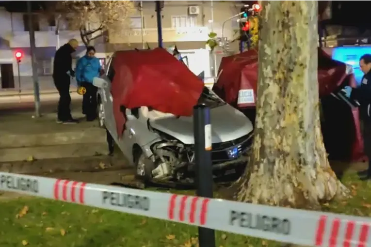 Accidente fatal en Buenos Aires: una mujer falleció tras chocar contra un árbol
