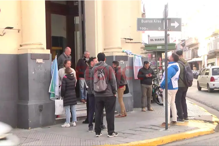 Empleados de Paraná del Banco Hipotecario realizaron paro y asamblea por despidos