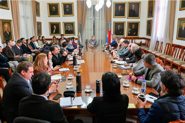 Frigerio reunió al gabinete: educación, infraestructura y gestiones para relocalizar la refinería