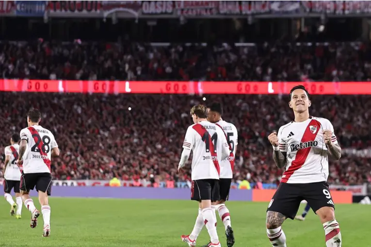 River es superior y le gana 2-0 a Gimnasia en el Monumental