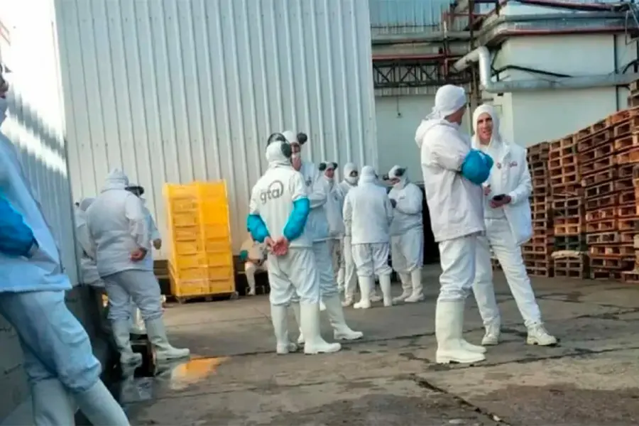 Operarios de planta La China de Concepci&oacute;n del Uruguay, hoy cerrada (foto archivo)