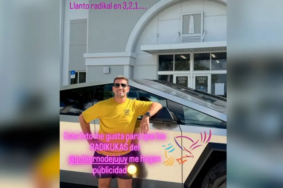 El Tesla Cybertruck ploteada con s&iacute;mbolos de La Libertad Avanza