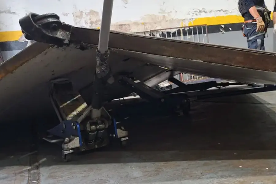 Port&oacute;n ca&iacute;do en la gomer&iacute;a.
