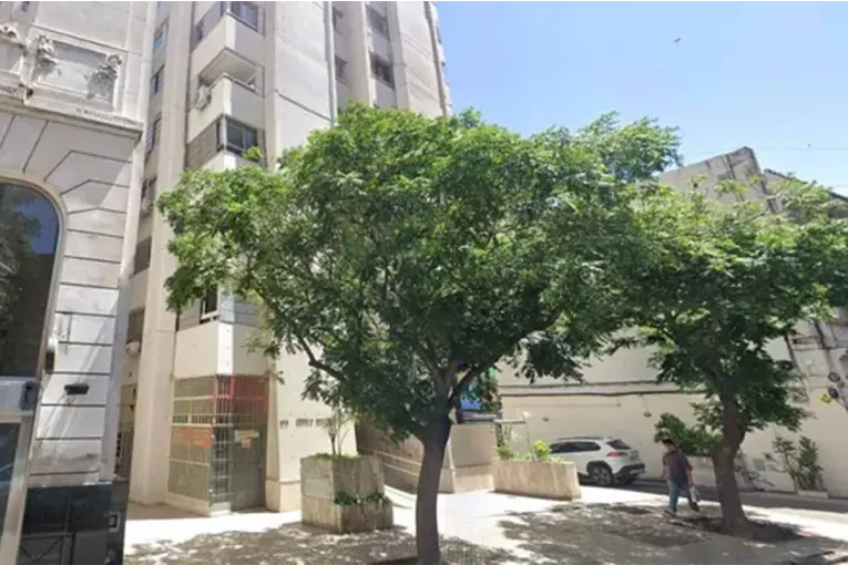 Una mujer resultó herida tras la caída de una maceta desde un edificio