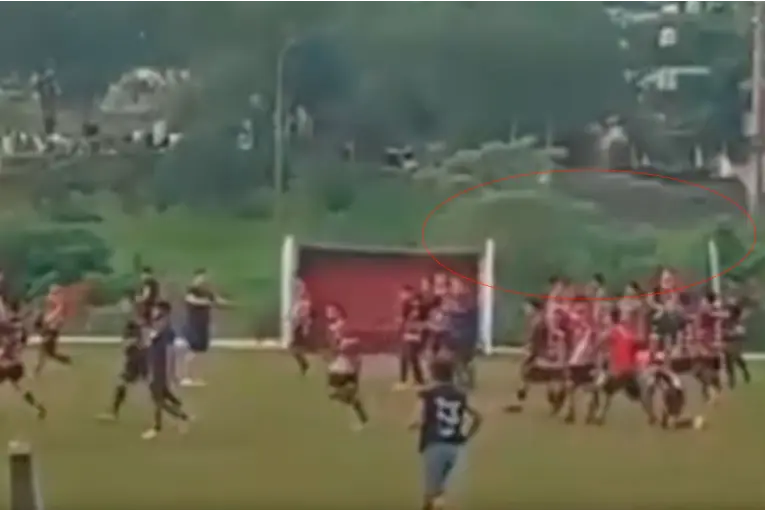 Violento episodio en el fútbol amateur: un jugador terminó internado por una patada en la cabeza