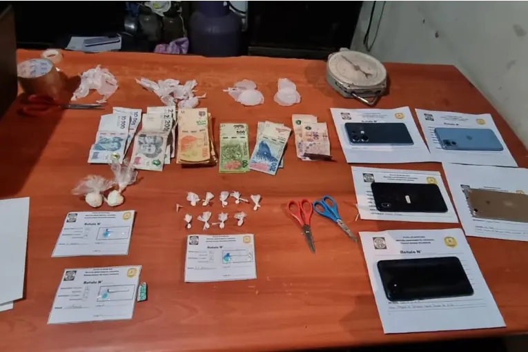 Allanaron una vivienda en Concordia y encontraron seis piedras de cocaína compactada