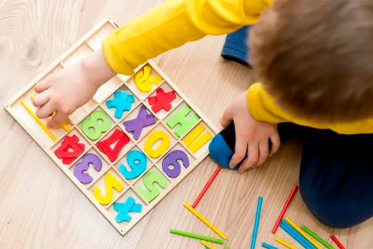 Estudio vincula ciertos trabajos maternos con mayor riesgo de autismo infantil