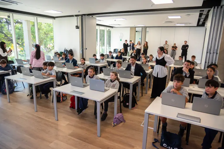 Alumnos de primaria aprenden historia, lengua y matemática con IA en MiradorTec