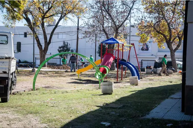 Remodelan la Plaza Primera Junta de Barrio Mariano Moreno