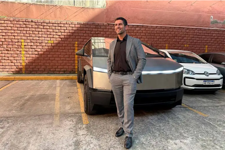El Tesla del diputado libertario no tenía patente y se lo llevaron en grúa hasta Jujuy