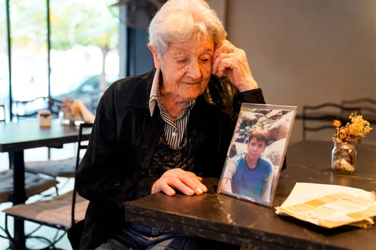 La historia de una abuela que recuerda a su nieto con avisos fúnebres: Le pido a Dios reencontrarme con él