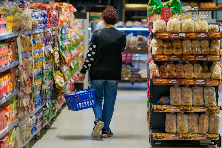 Economista explica la desaceleración de la inflación: El consumo no sube, la inversión tampoco