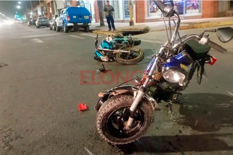 Choque entre motos en Paraná: tres lesionados tras un fuerte impacto en Almafuerte y 3 de Febrero