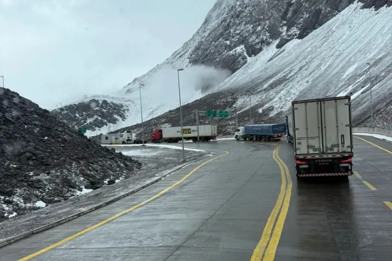 Más de 700 camiones varados por intensas nevadas en Mendoza: cerraron el Paso Cristo Redentor