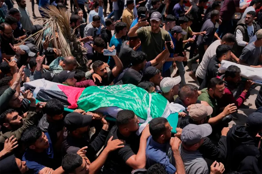 Palestinos llevan el cuerpo de Haddad este s&aacute;bado en Gaza (foto AP)