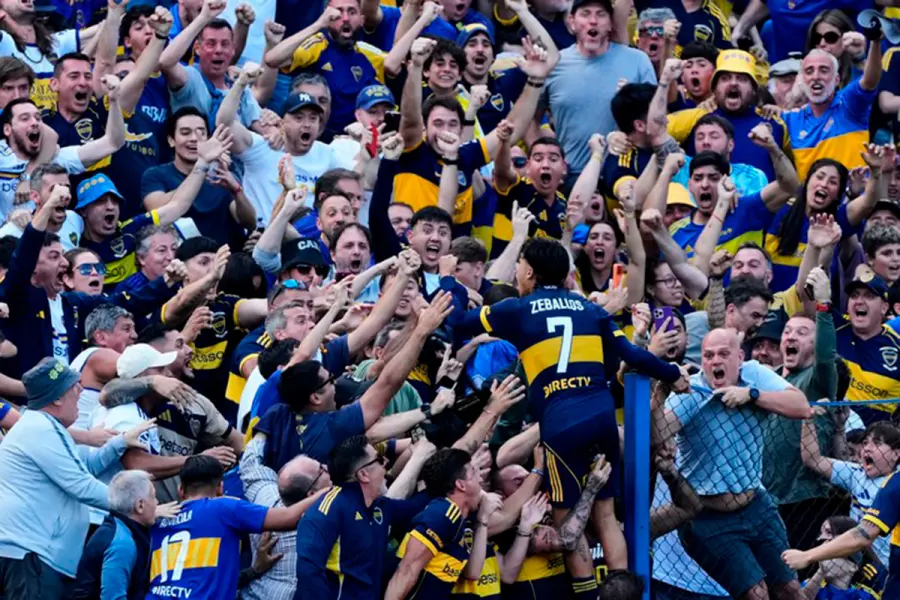 Zeballos festejando un gol en el Supercl&aacute;sico. Foto: Ol&eacute;.