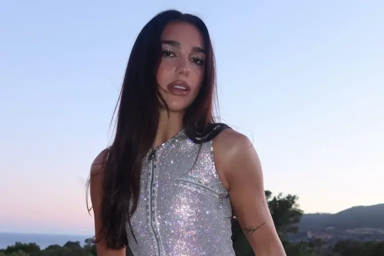 Dua Lipa deslumbró con un icónico minivestido en su despedida de soltera