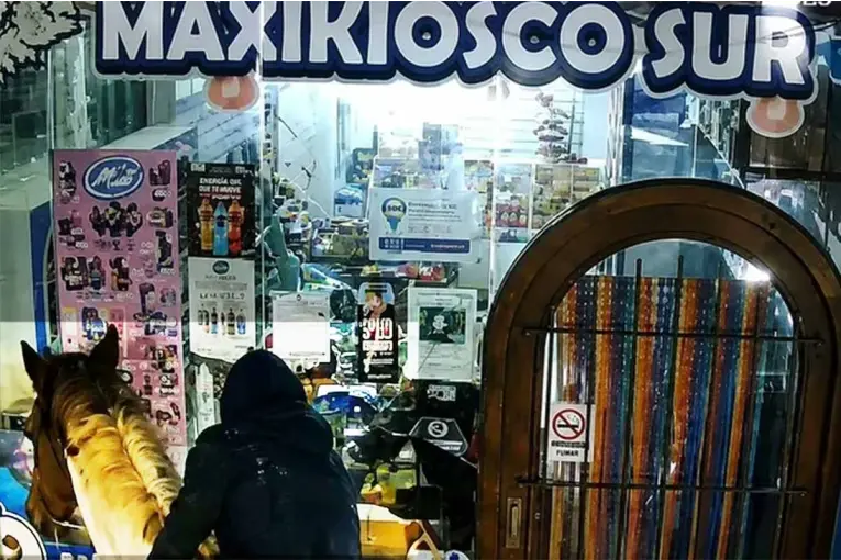 Video: montados a caballo robaron en un kiosco y huyeron