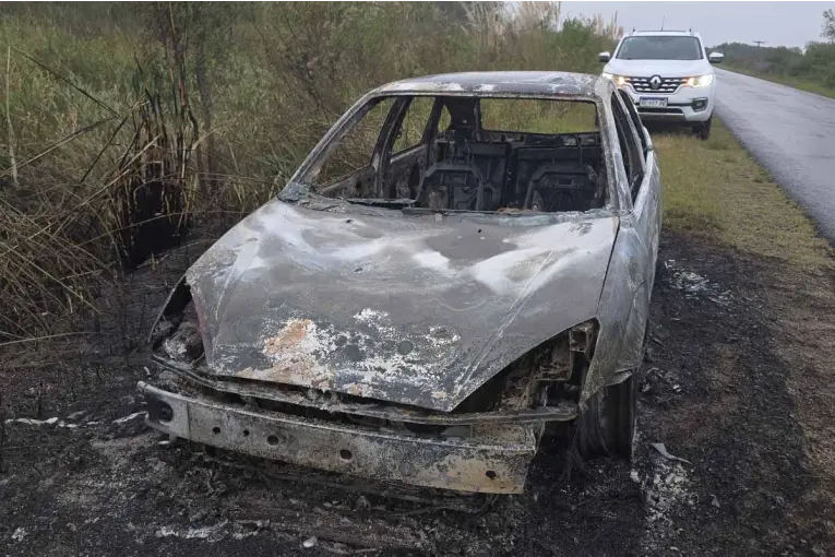 Un auto quedó totalmente destruido tras incendiarse en la ruta