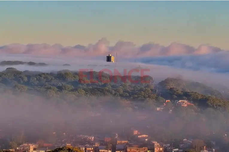 La neblina cubrió el oeste de Paraná y una torre pareció "flotar" en el aire