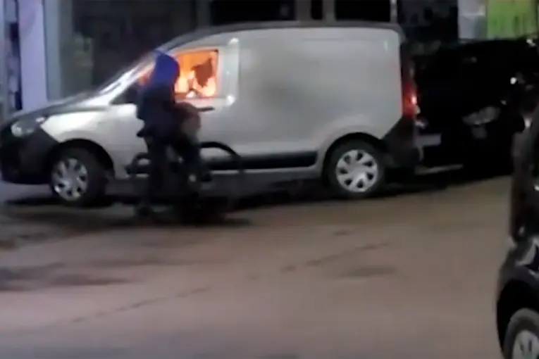 Lo despidieron de una carnicería y le incendió la camioneta al dueño