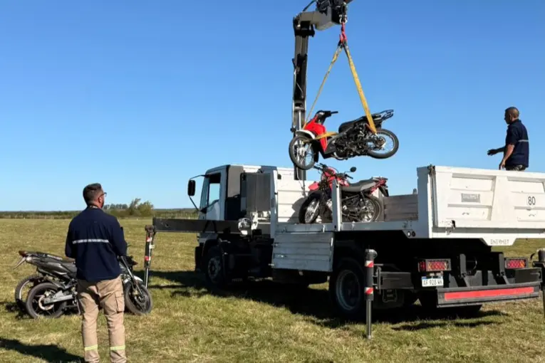 Comenzaron a retirar más de 120 vehículos secuestrados acumulados en el ingreso a Gualeguaychú