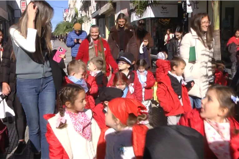 Alumnos del nivel inicial repartieron escarapelas en la peatonal de Paraná
