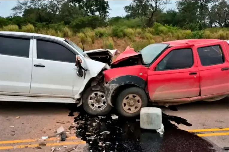 Cuatro muertos y dos heridos en estado crítico tras brutal choque frontal entre camionetas en Salta