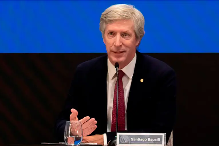 El titular del Banco Central anticipó una baja de la inflación y ratificó el rumbo económico de Milei