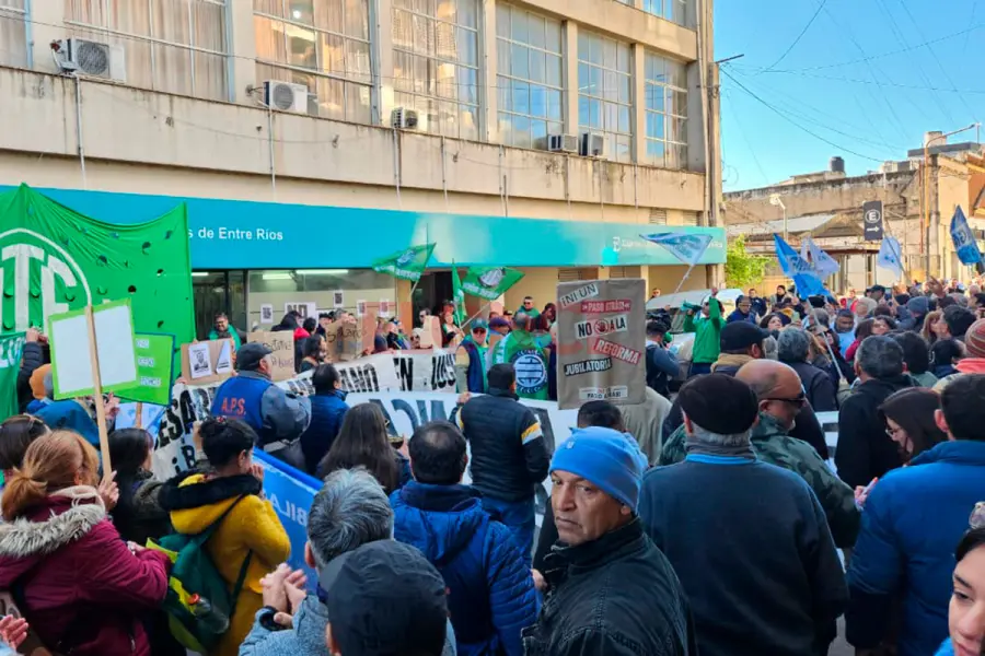 Multisectorial en Defensa de la Caja (foto Elonce)