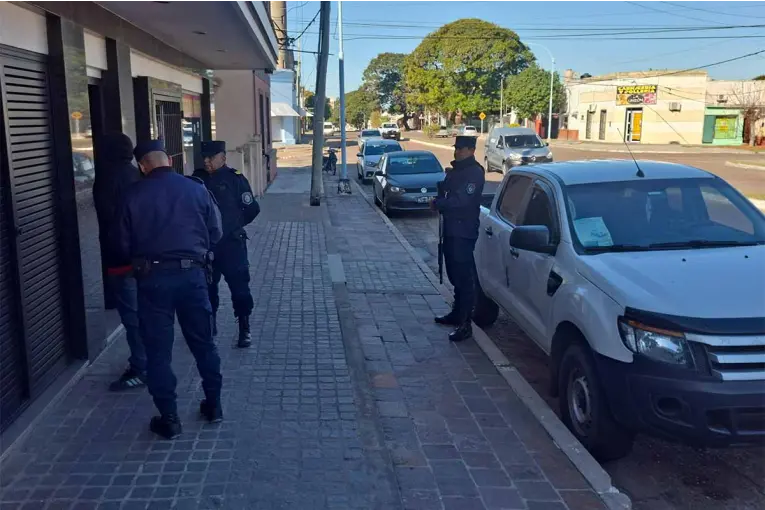 Detuvieron a un joven acusado de exigir dólares para devolver un iPhone robado