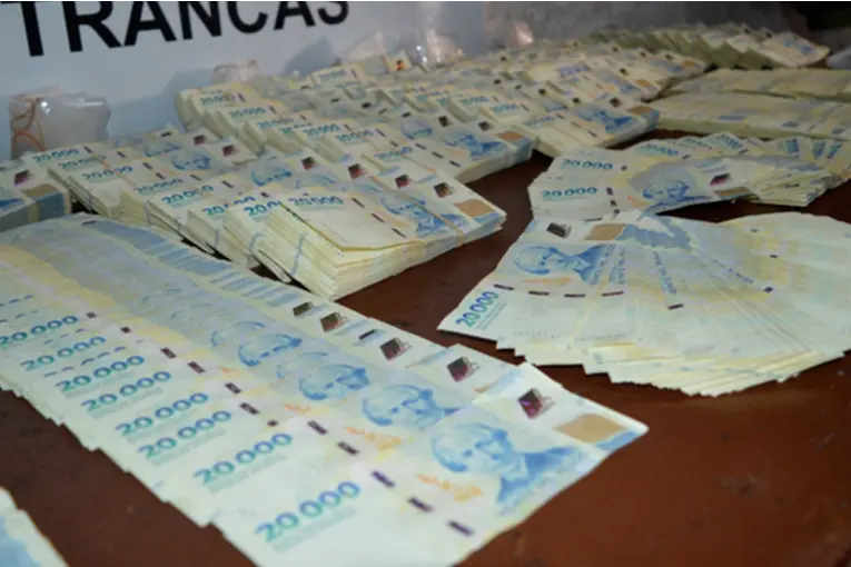 Viajaba en un colectivo de Salta a Buenos Aires y le encontraron más de $160 millones sin declarar