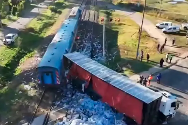 Tren chocó a un camión y hubo incidentes por vecinos que intentaron llevarse la carga