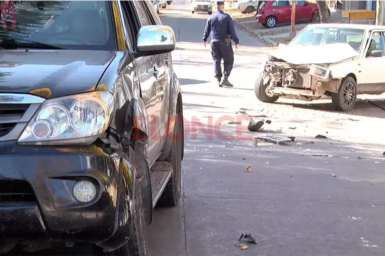 Dos vehículos chocaron en la intersección de Cura Álvarez y 25 de Mayo: un niño de 4 años fue hospitalizado