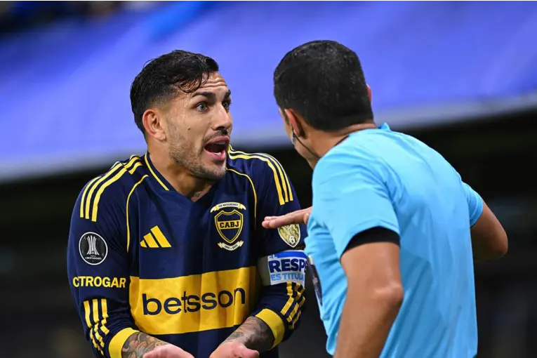 Con un bochornoso arbitraje, Boca empató 1 a 1 con Cruzeiro y complicó su clasificación a la Copa Libertadores