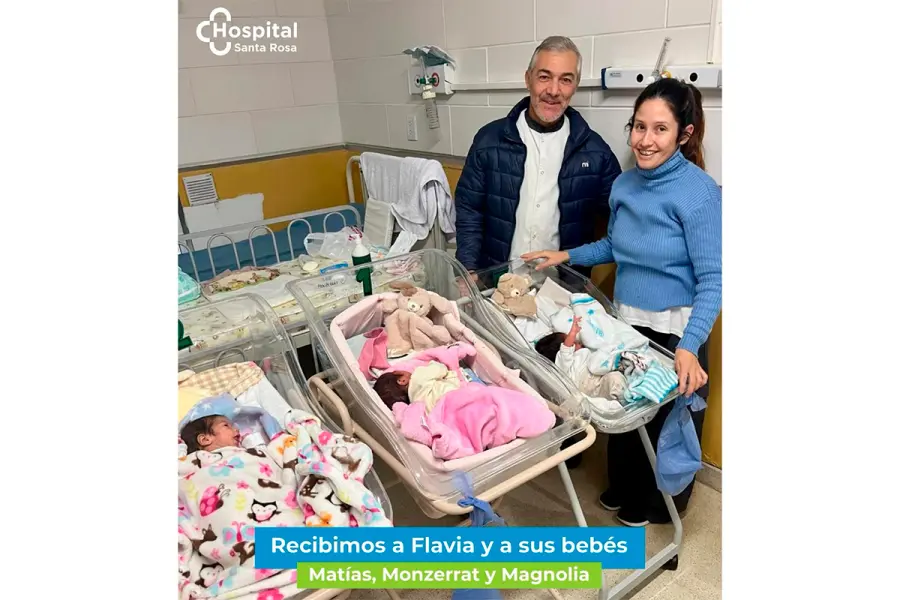Flavia y sus trillizos (foto Hospital Santa Rosa de Chajar&iacute;)