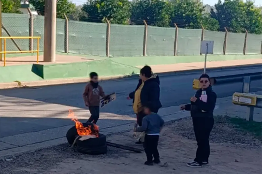 Protesta frente a la av&iacute;cola en Concepci&oacute;n del Uruguay (foto 03442)