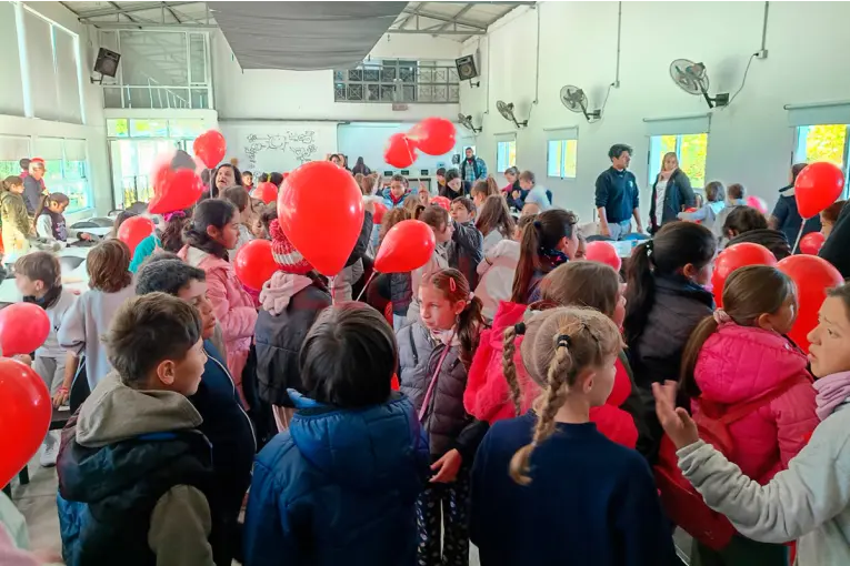 Ayudar Hace Bien: alumnos del CAE entregaron donaciones a estudiantes de la Garcilaso en emotiva jornada solidaria