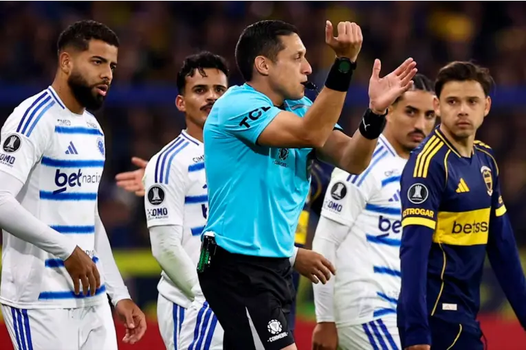 Polémica en Boca-Cruzeiro: los audios del VAR que hablan de posición antinatural y las dudas