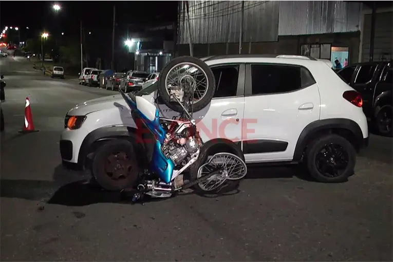 Fuerte choque entre auto y moto en Avenida Churruarín: joven motociclista fue hospitalizado de urgencia