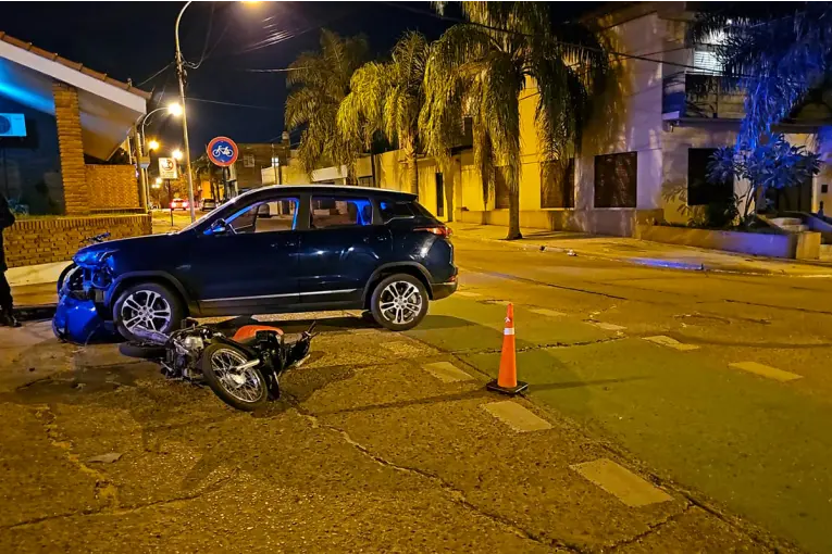 Un motociclista fue hospitalizado tras chocar contra una camioneta en Concordia