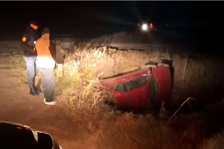 Despiste y vuelco en la Autovía 18: el auto quedó en un desagüe y el conductor atrapado