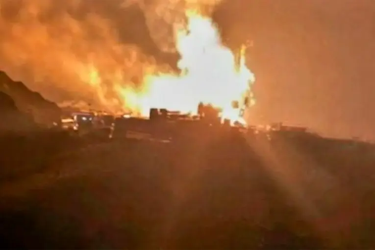 Dos operarios murieron tras explosión de un camión cisterna en una base petrolera