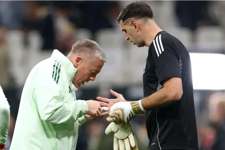 Me rompí un dedo: la frase del Dibu Martínez que encendió las alarmas en la Selección